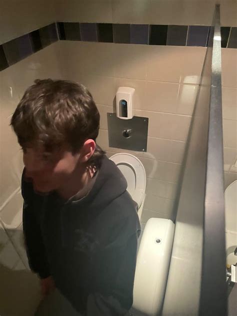 tolites|voyeur in man toilets.